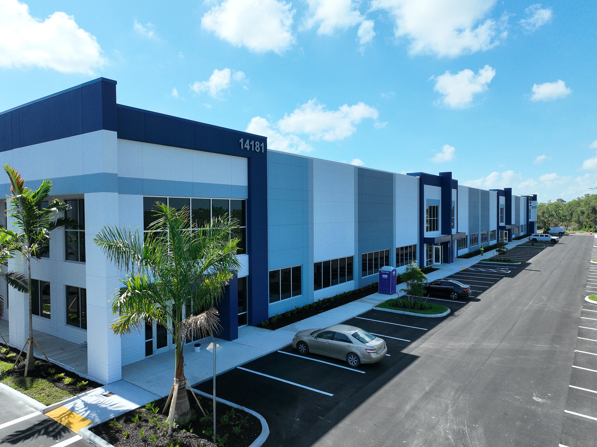 14181 Treeline Ave, Fort Myers, FL à louer Photo de l’immeuble– Image 1 sur 7