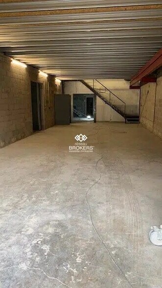 Industriel/Logistique dans Uchaux à louer - Photo de l’immeuble – Image 2 sur 16