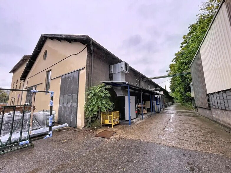 Local d’activités dans Neuville-sur-Saône à louer - Photo de l’immeuble – Image 2 sur 4