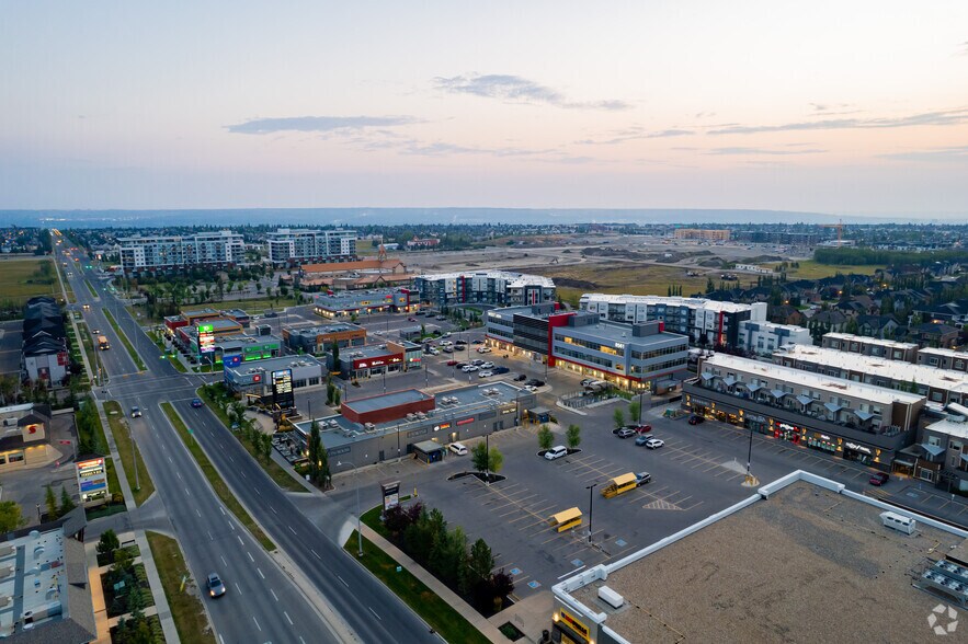 8561 8A Ave SW, Calgary, AB à louer - Aérien – Image 3 sur 6