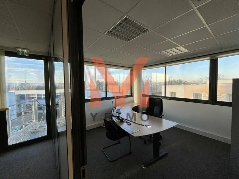 Bureau dans Poissy à louer - Photo de l’immeuble – Image 3 sur 4