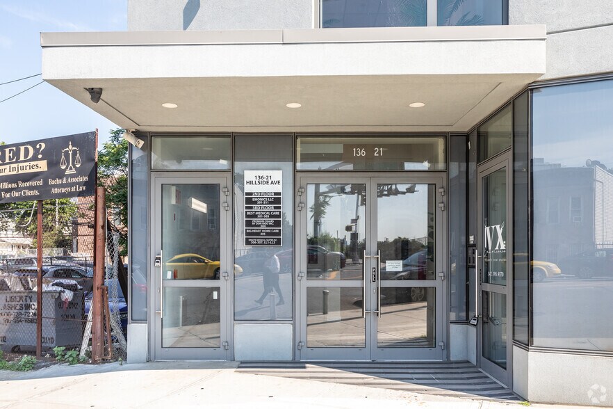 136-21 Hillside Ave, Richmond Hill, NY à louer - Photo de l’immeuble – Image 3 sur 43