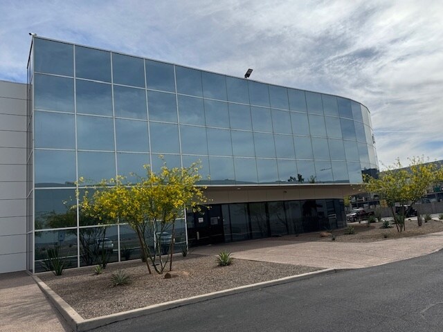 825 E University Dr, Phoenix, AZ à louer - Photo de l’immeuble – Image 2 sur 4