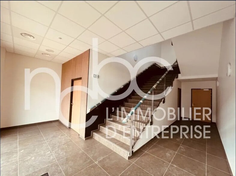 25 Route De Lyon, Saint-Priest à louer - Photo de l’immeuble – Image 3 sur 5