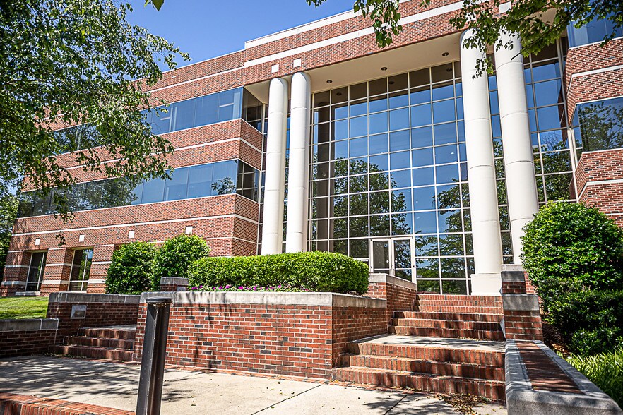 6320 Quadrangle Dr, Chapel Hill, NC à louer - Photo principale – Image 1 sur 6