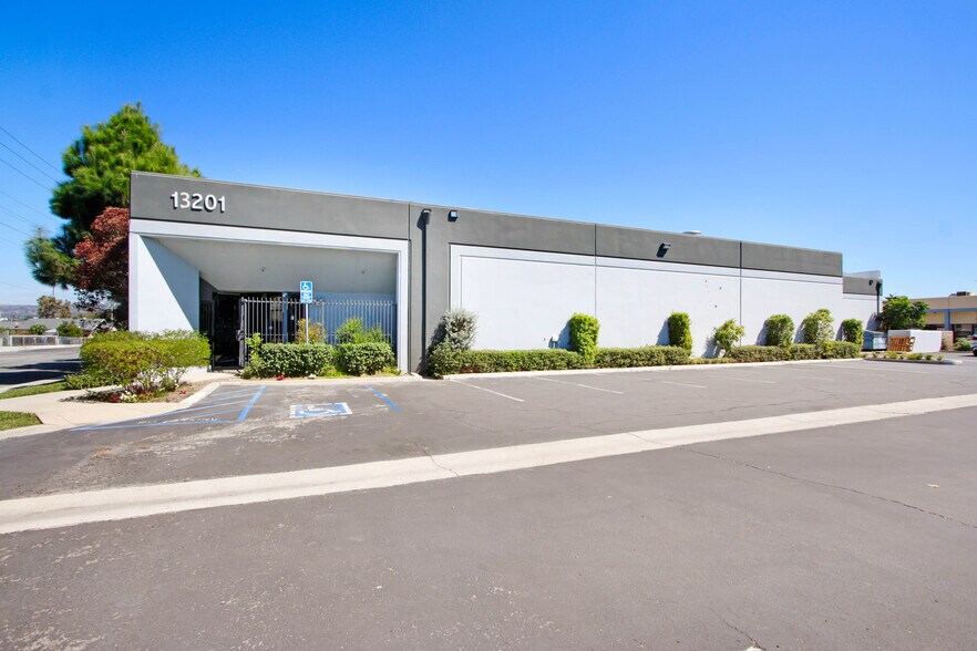 13201 Barton Cir, Santa Fe Springs, CA à louer - Photo principale – Image 1 sur 13