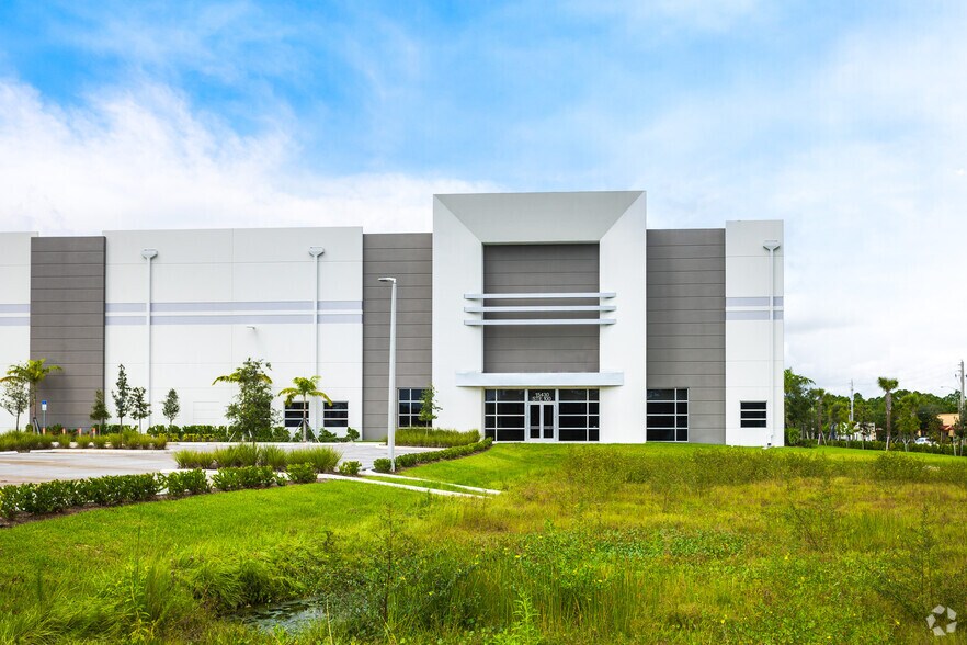 15430 Corporate Rd N, Jupiter, FL à vendre - Photo de l’immeuble – Image 2 sur 3