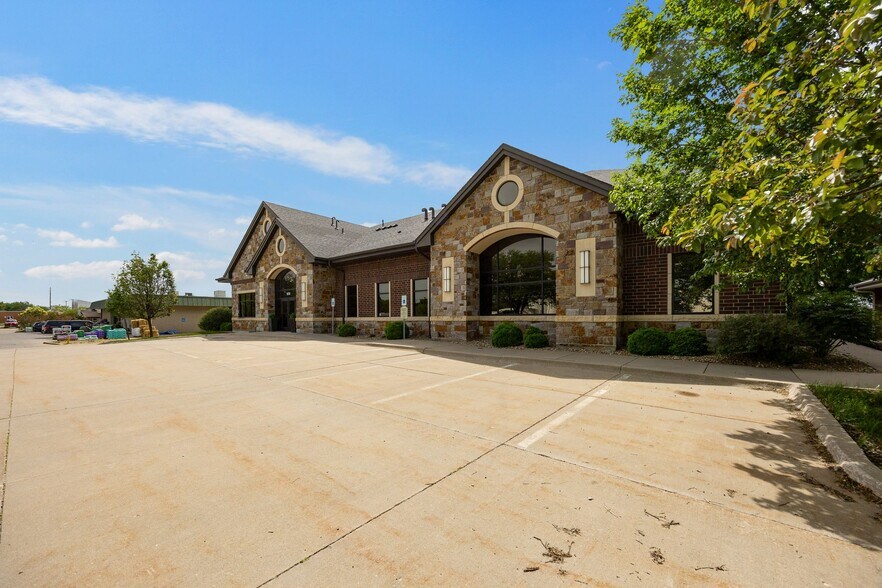 1570 Mall Dr, Iowa City, IA à louer - Photo de l’immeuble – Image 2 sur 8