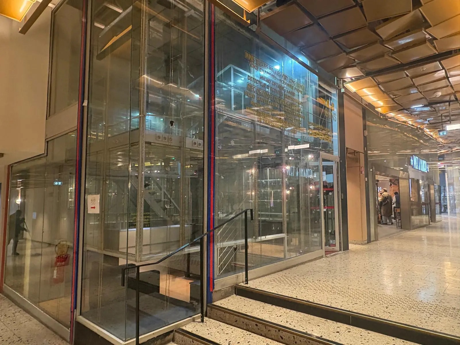 Local commercial dans Paris à louer Hall d’entrée– Image 1 sur 7