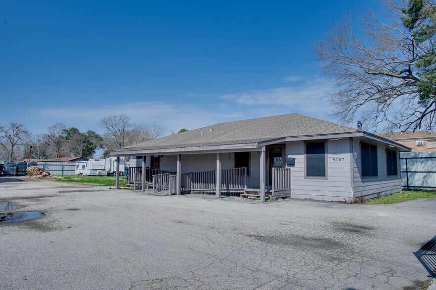 9107 Irvington Blvd, Houston, TX à louer - Photo de l’immeuble – Image 3 sur 25