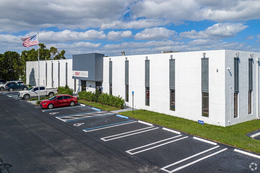 2901 Gateway Dr, Pompano Beach, FL à louer - Photo principale – Image 1 sur 7