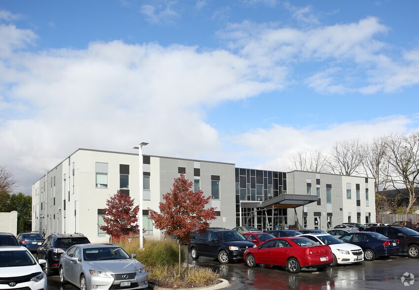 215 Fanshawe Park Rd W, London, ON à louer - Photo de l’immeuble – Image 2 sur 3