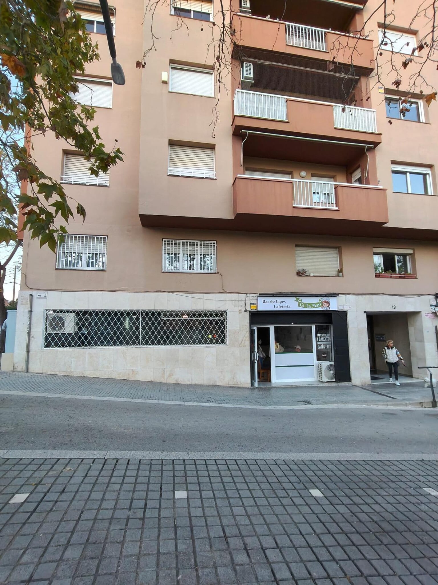 Local commercial dans Cerdanyola del Vallès, Barcelona à louer Photo intérieure– Image 1 sur 23