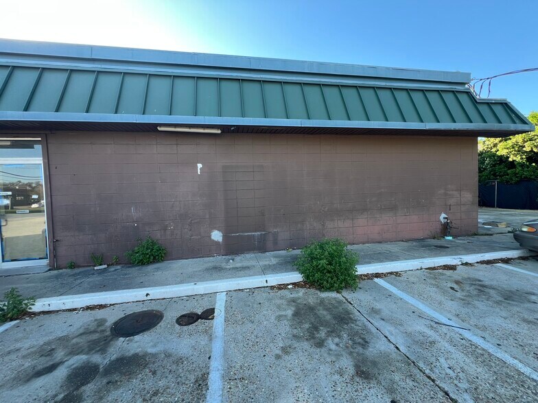 203 W Judge Perez Dr, Chalmette, LA à louer - Photo de l’immeuble – Image 3 sur 17