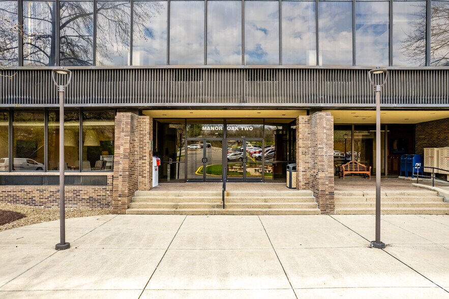 151 Roessler Rd, Pittsburgh, PA à louer - Photo de l’immeuble – Image 2 sur 11