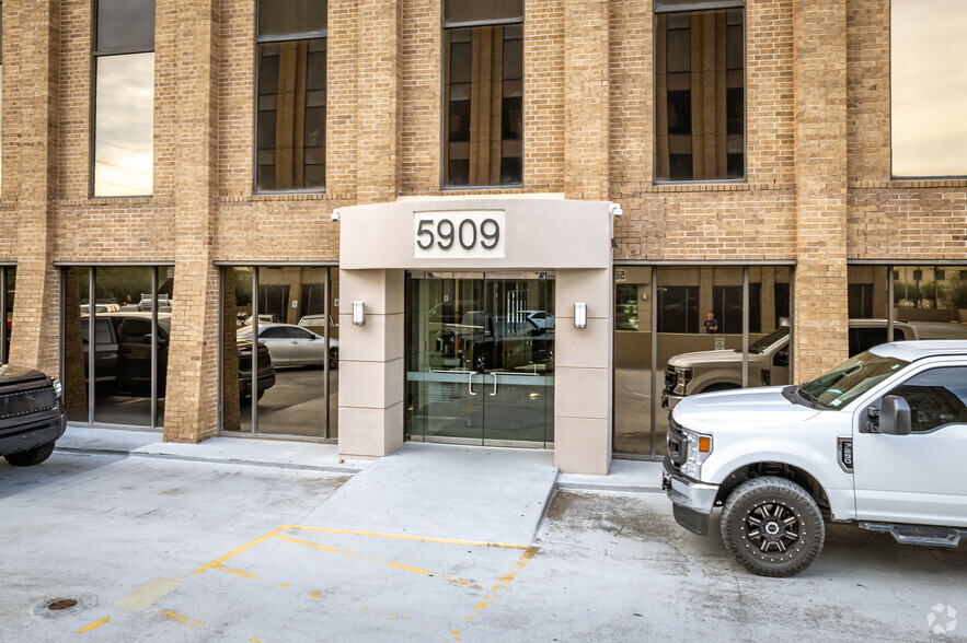 5909 West Loop, Bellaire, TX à louer - Photo de l’immeuble – Image 2 sur 5