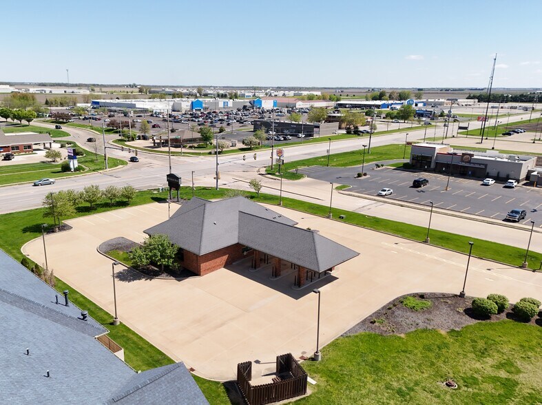 1661 E Jackson St, Macomb, IL à louer - Photo de l’immeuble – Image 1 sur 23