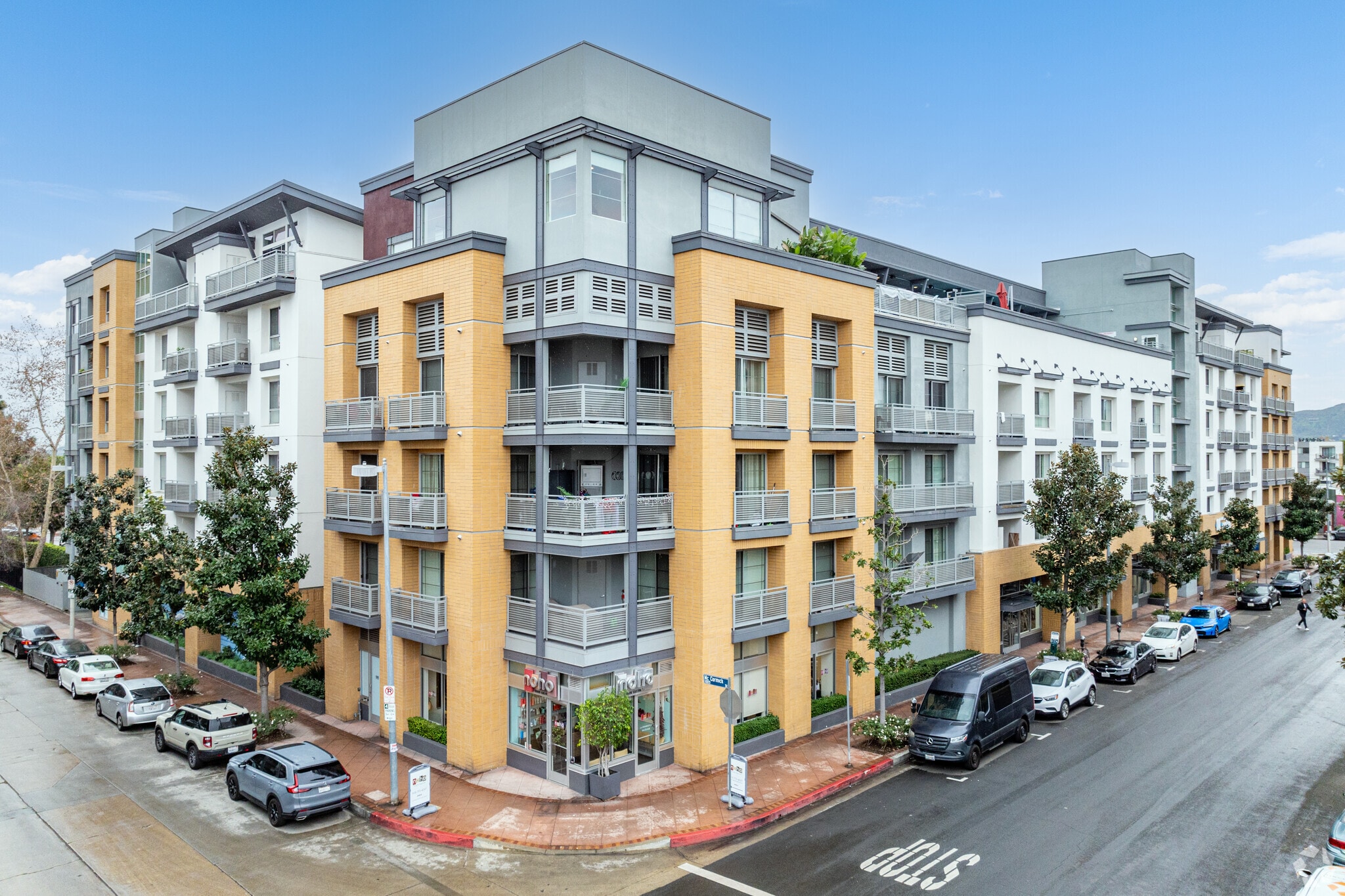 11049 Magnolia Blvd, North Hollywood, CA à louer Photo principale– Image 1 sur 70