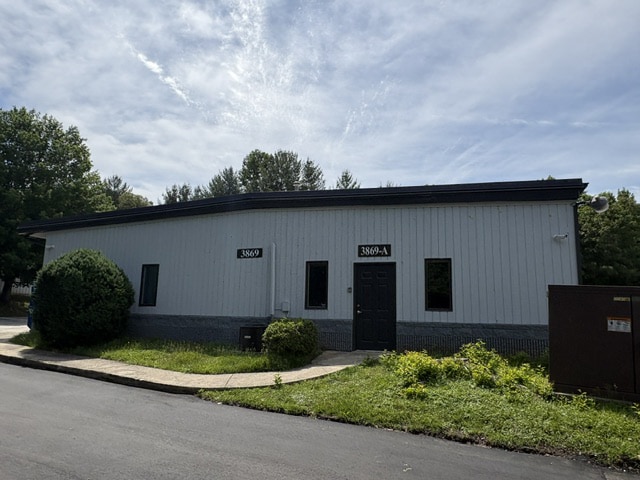 3865 Sweeten Creek Rd, Arden, NC à louer Photo de l’immeuble– Image 1 sur 2