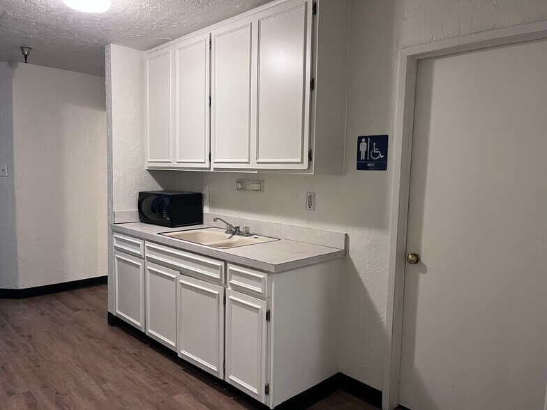 10814 Los Vaqueros Cir, Los Alamitos, CA à louer - Photo de l’immeuble – Image 2 sur 16