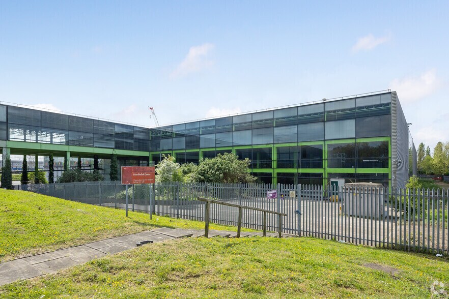 Green Park Way, Greenford à louer - Photo principale – Image 1 sur 3
