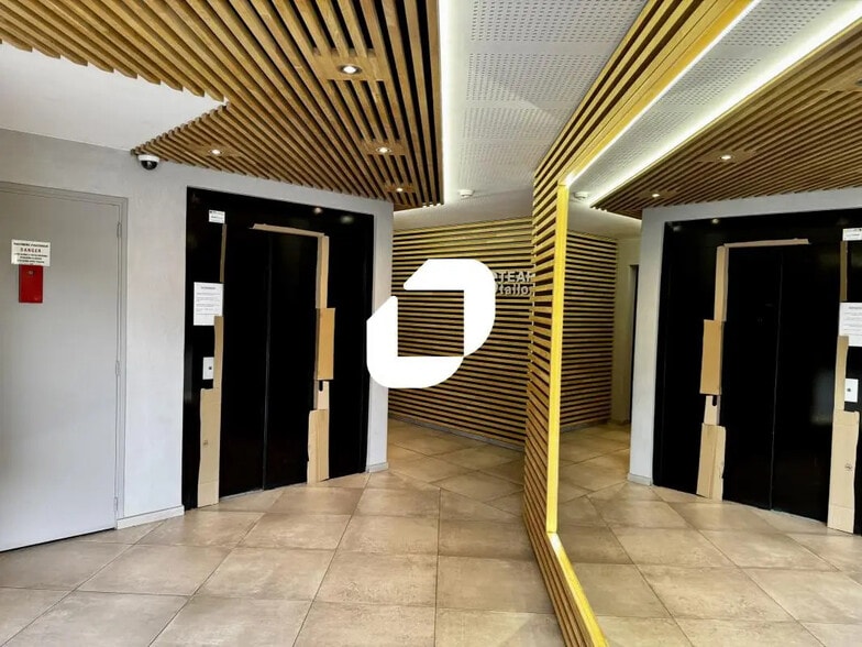 Bureau dans Seyssins à vendre - Photo de l’immeuble – Image 2 sur 13