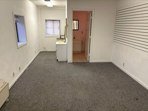 196 E Plaza Dr, Mooresville, NC à louer Photo intérieure– Image 2 sur 3