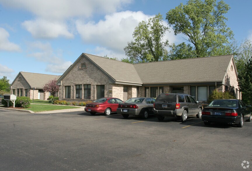 2390 Woodlake Dr, Okemos, MI à louer - Photo principale – Image 1 sur 3