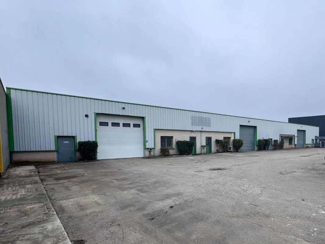 Local d'activités dans Pusignan à vendre Photo de l’immeuble– Image 1 sur 6