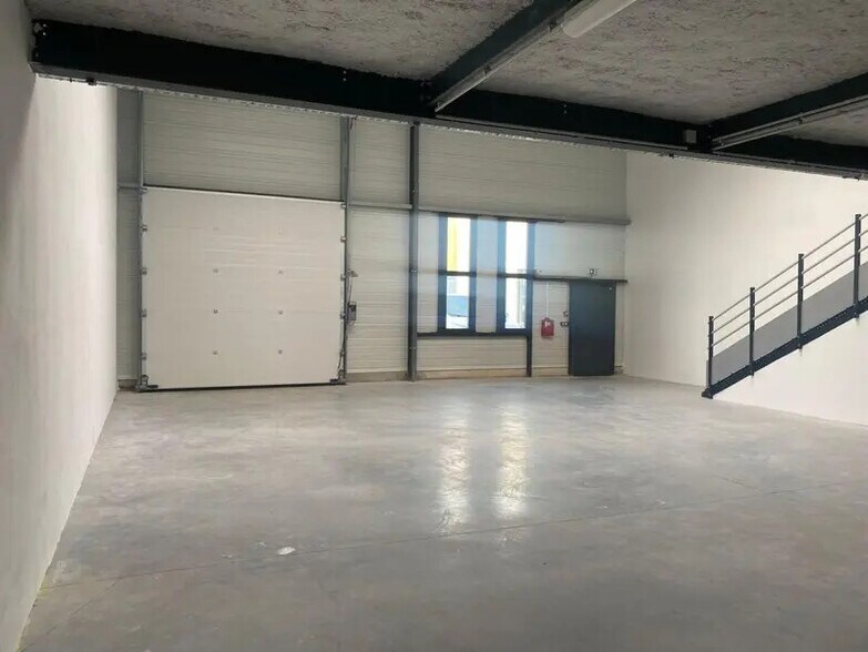 Industriel/Logistique dans Stains à louer - Photo intérieure – Image 1 sur 12