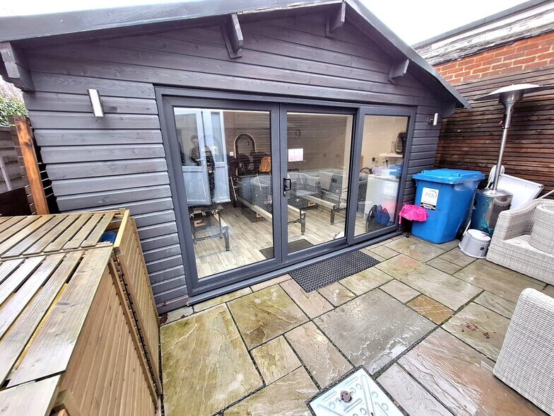 248 High Street, Cranleigh à vendre - Photo de l’immeuble – Image 2 sur 3