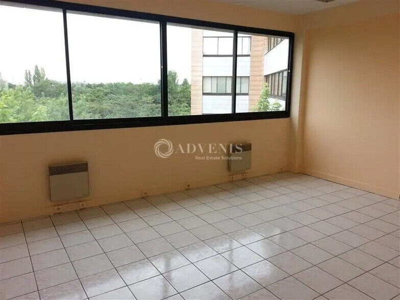 Bureau dans Noisy-le-Grand à louer - Photo de l’immeuble – Image 3 sur 5