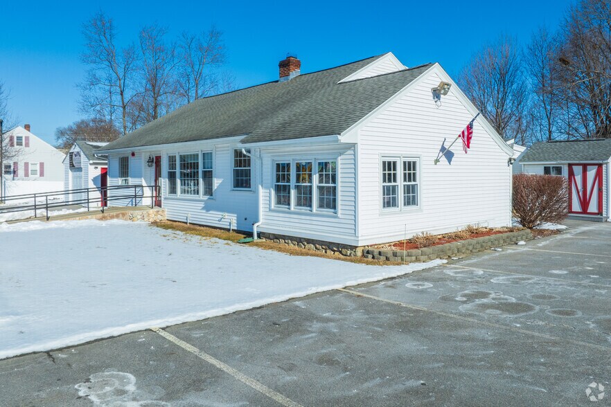 1565 Lakeview Ave, Dracut, MA à vendre - Photo de l’immeuble – Image 3 sur 7