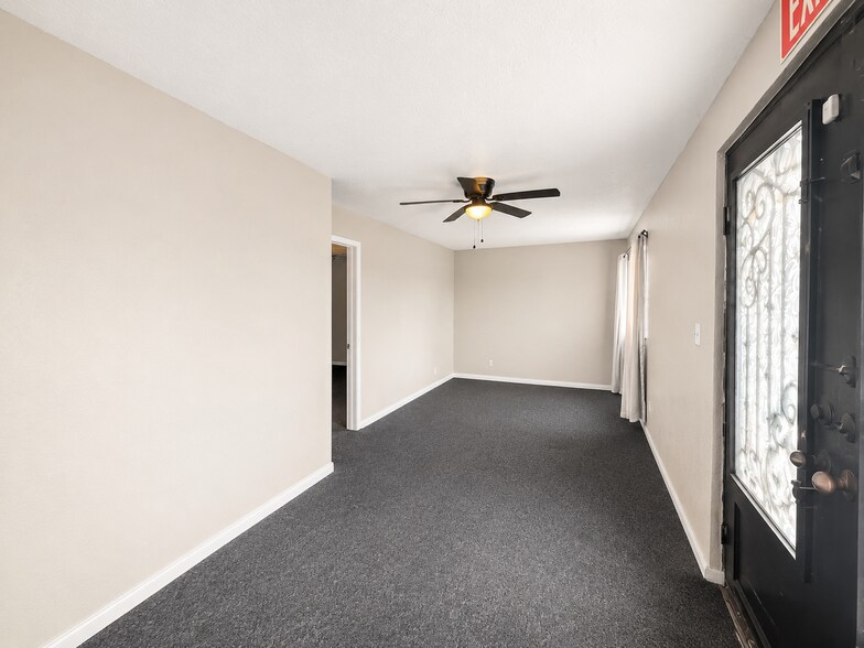 755 N General McMullen Dr, San Antonio, TX à louer - Photo de l’immeuble – Image 3 sur 20