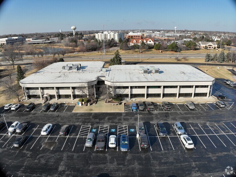 100 Tower Dr, Burr Ridge, IL à louer – Image 2 sur 16