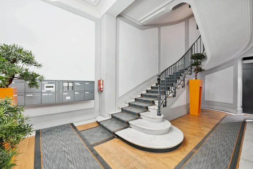 133 Boulevard Haussmann, Paris à louer - Photo de l’immeuble – Image 2 sur 16