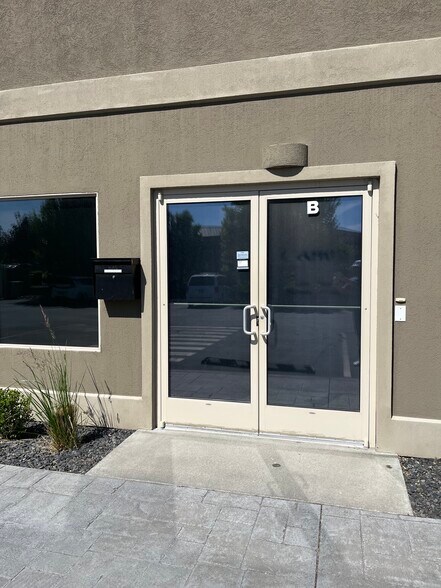 8601 W Clearwater Ave, Kennewick, WA à louer - Photo de l’immeuble – Image 3 sur 11
