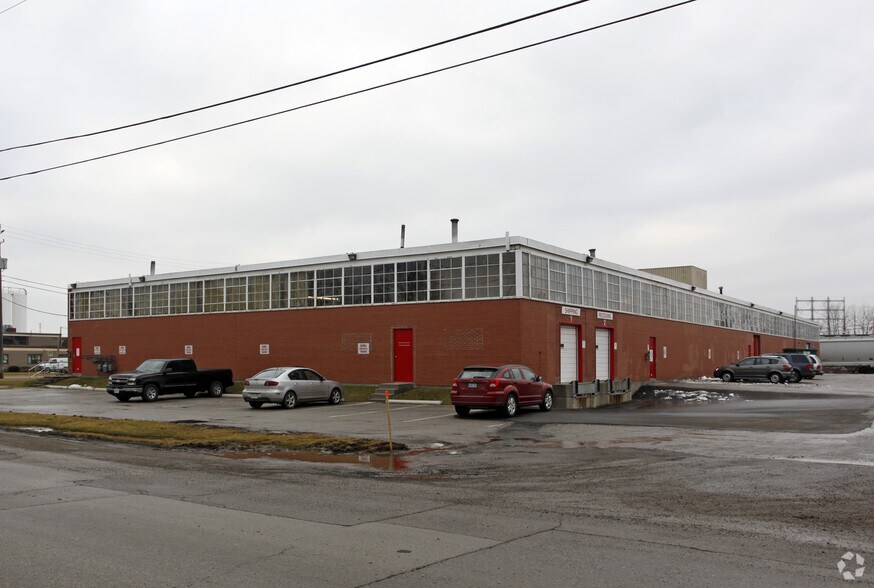 70 Coronet Rd, Toronto, ON à louer - Photo de l’immeuble – Image 2 sur 2