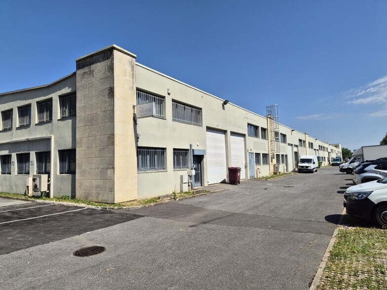 Local d’activités dans Émerainville à louer - Photo de l’immeuble – Image 3 sur 18