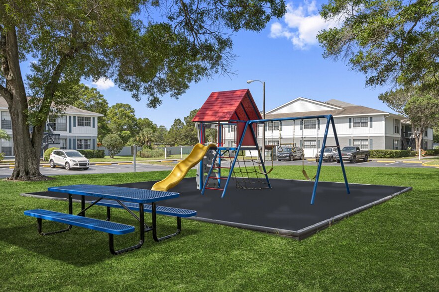 301 Seacrest Dr, Largo, FL à vendre - Photo de l’immeuble – Image 3 sur 23