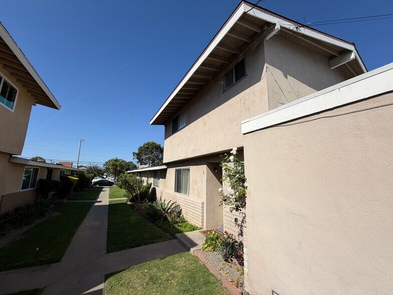 1383 Baker St, Costa Mesa, CA à vendre - Photo de l’immeuble – Image 3 sur 6