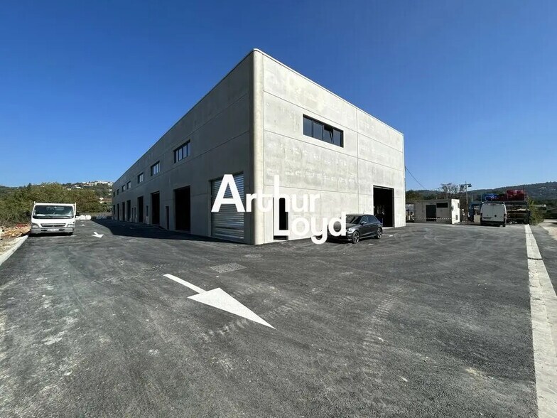 Local d'activités dans Montauroux à vendre - Photo de l’immeuble – Image 1 sur 4