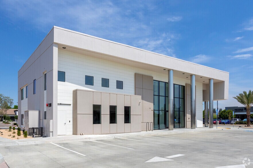 7590 N Colonial Ave, Fresno, CA à louer - Photo de l’immeuble – Image 2 sur 7