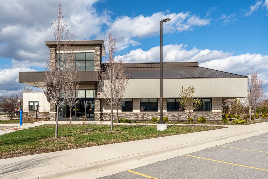 1150 E Ogden Ave, Naperville, IL à louer - Photo de l’immeuble – Image 2 sur 30