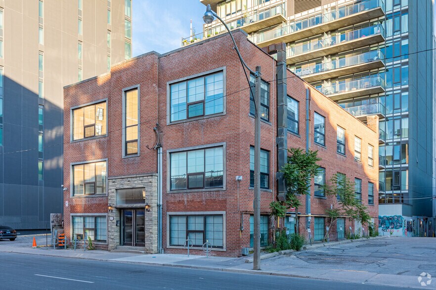 457 Richmond St W, Toronto, ON à louer - Photo de l’immeuble – Image 1 sur 7