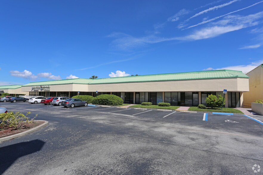 5637-5791 49th St N, Kenneth City, FL à louer - Photo de l’immeuble – Image 2 sur 8