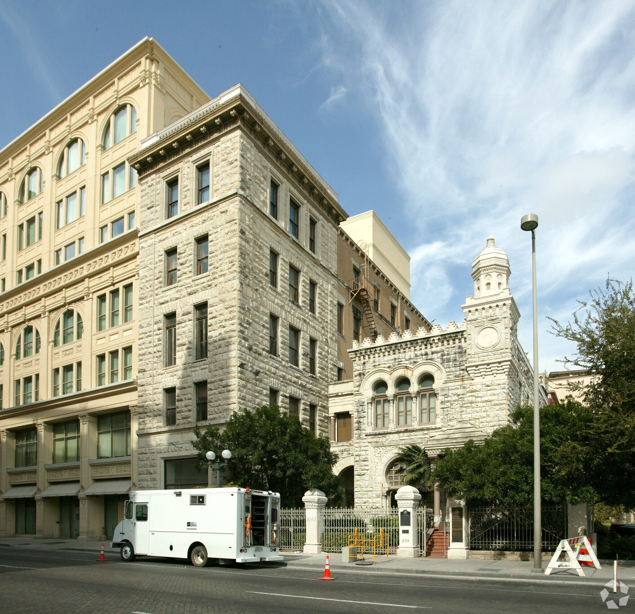 235 E Commerce St, San Antonio, TX à louer Photo de l’immeuble– Image 1 sur 4