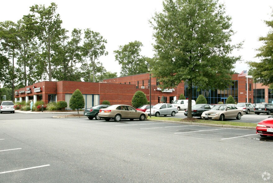 601 Thimble Shoals Blvd, Newport News, VA à louer - Photo de l’immeuble – Image 2 sur 12