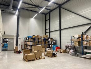 Local d’activités dans Saint-Priest à louer Photo de l’immeuble– Image 2 sur 3