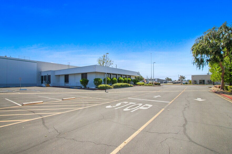 2501 E Orangethorpe Ave, Fullerton, CA à louer - Photo de l’immeuble – Image 2 sur 7